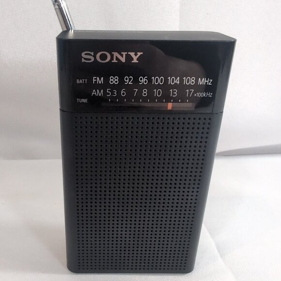 Sony ICF-P26 Portable FM/AM (MW) AA Battery Radio Black Headphone Jack TESTED - Picture 2 of 16